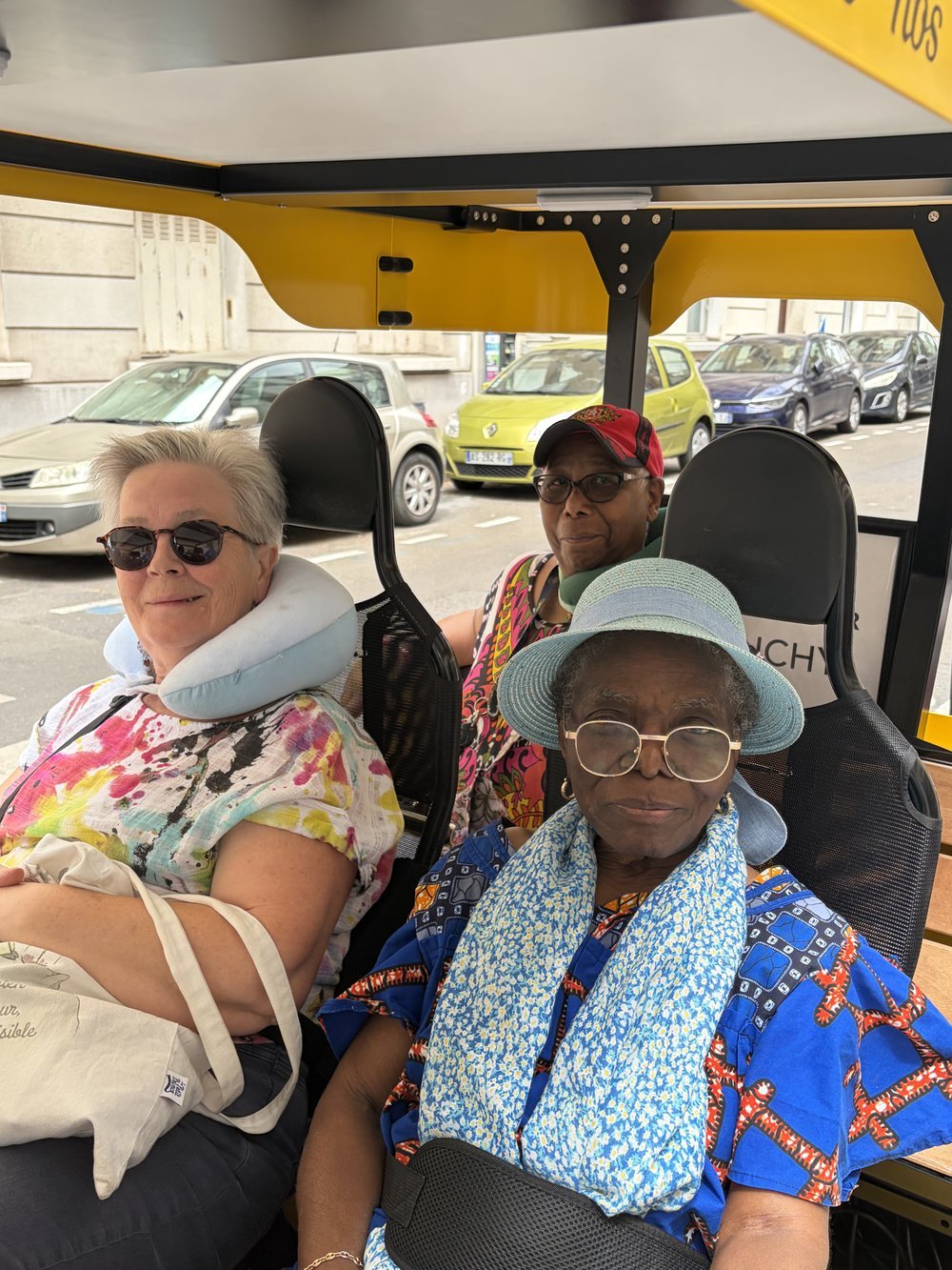 Passagers souriants à bord du OuiCycle